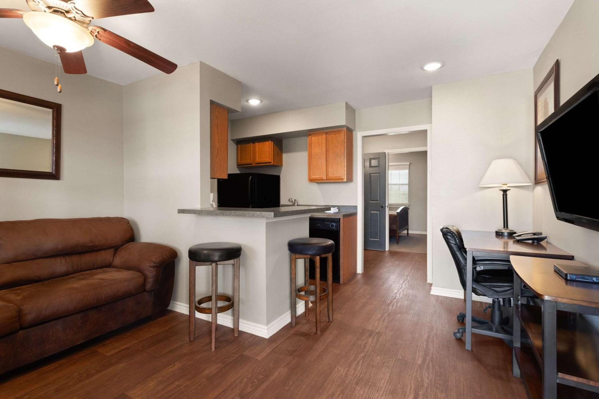Eagle'S Den Suites Cotulla A Travelodge By Wyndham מראה חיצוני תמונה