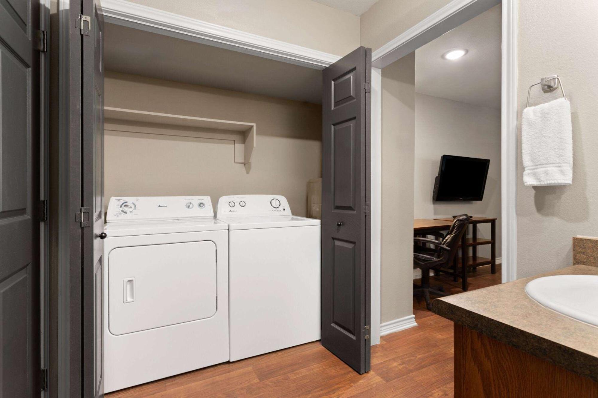 Eagle'S Den Suites Cotulla A Travelodge By Wyndham מראה חיצוני תמונה