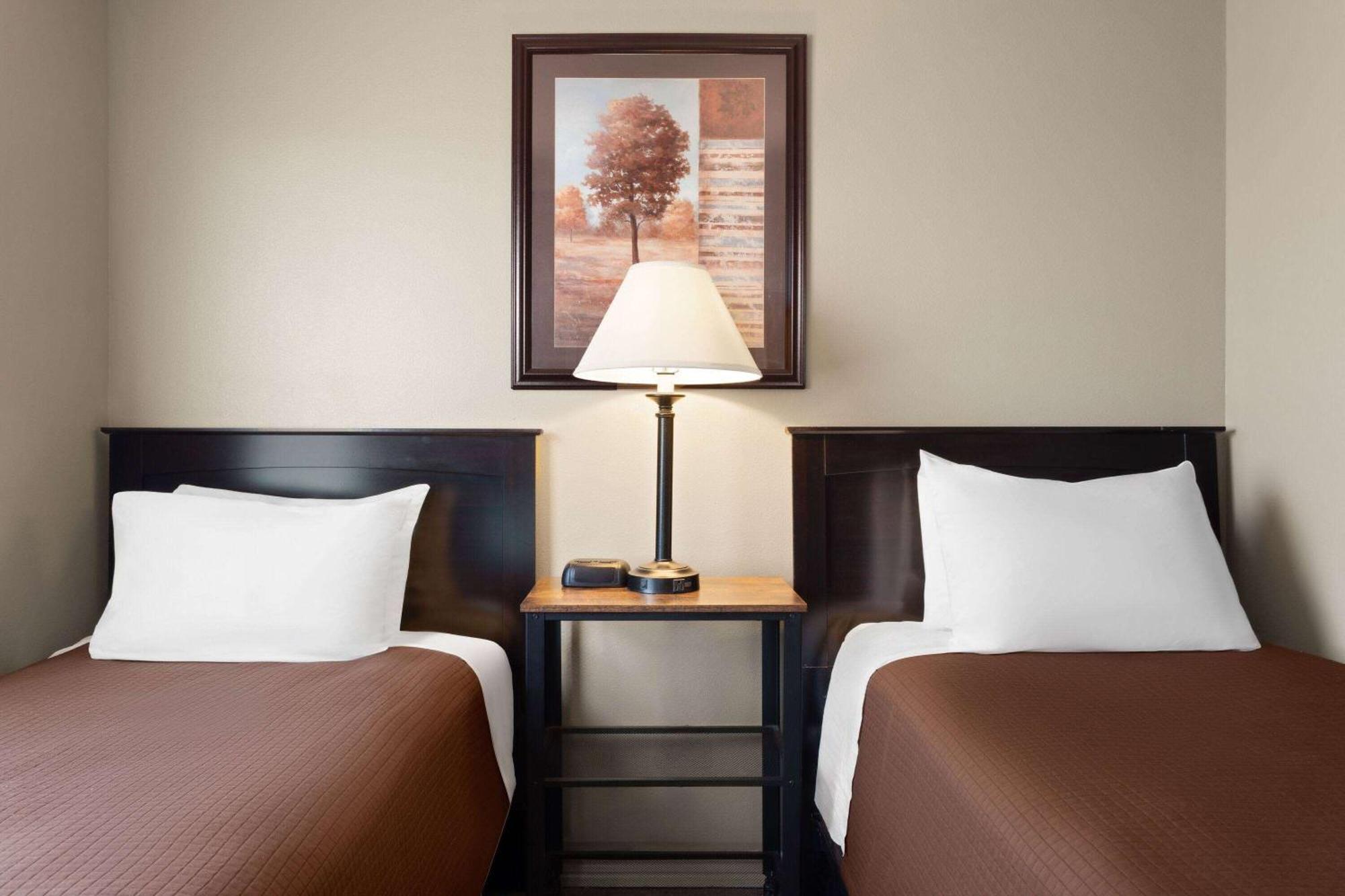 Eagle'S Den Suites Cotulla A Travelodge By Wyndham מראה חיצוני תמונה