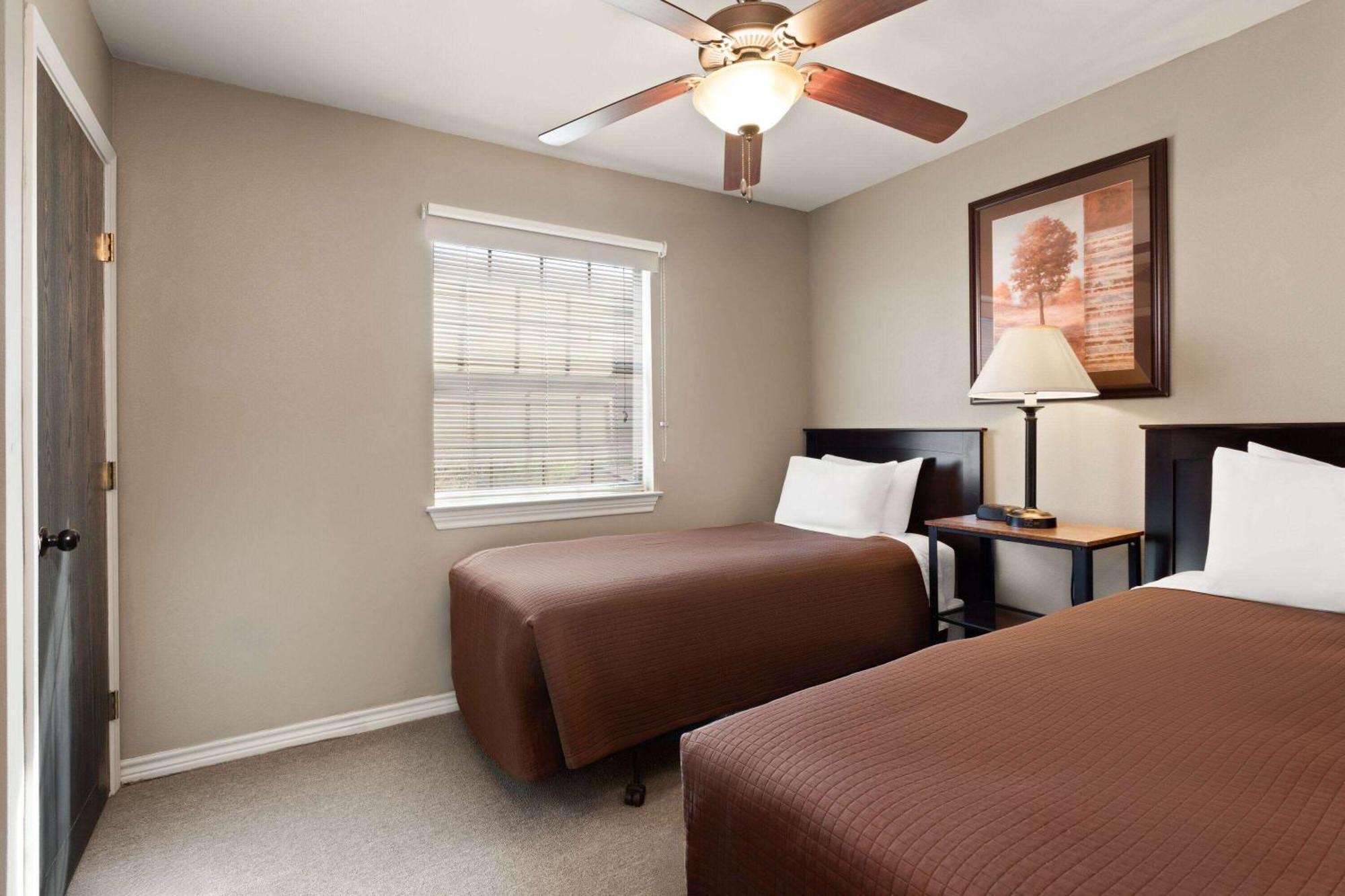 Eagle'S Den Suites Cotulla A Travelodge By Wyndham מראה חיצוני תמונה