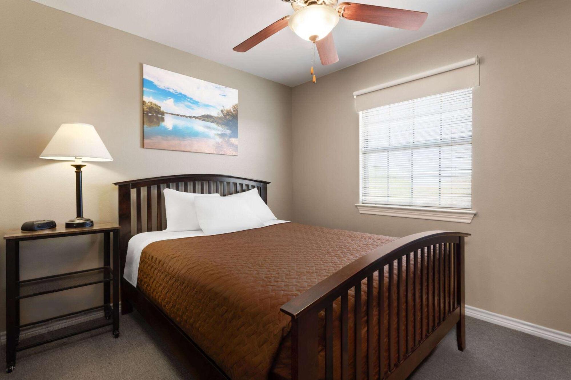 Eagle'S Den Suites Cotulla A Travelodge By Wyndham מראה חיצוני תמונה
