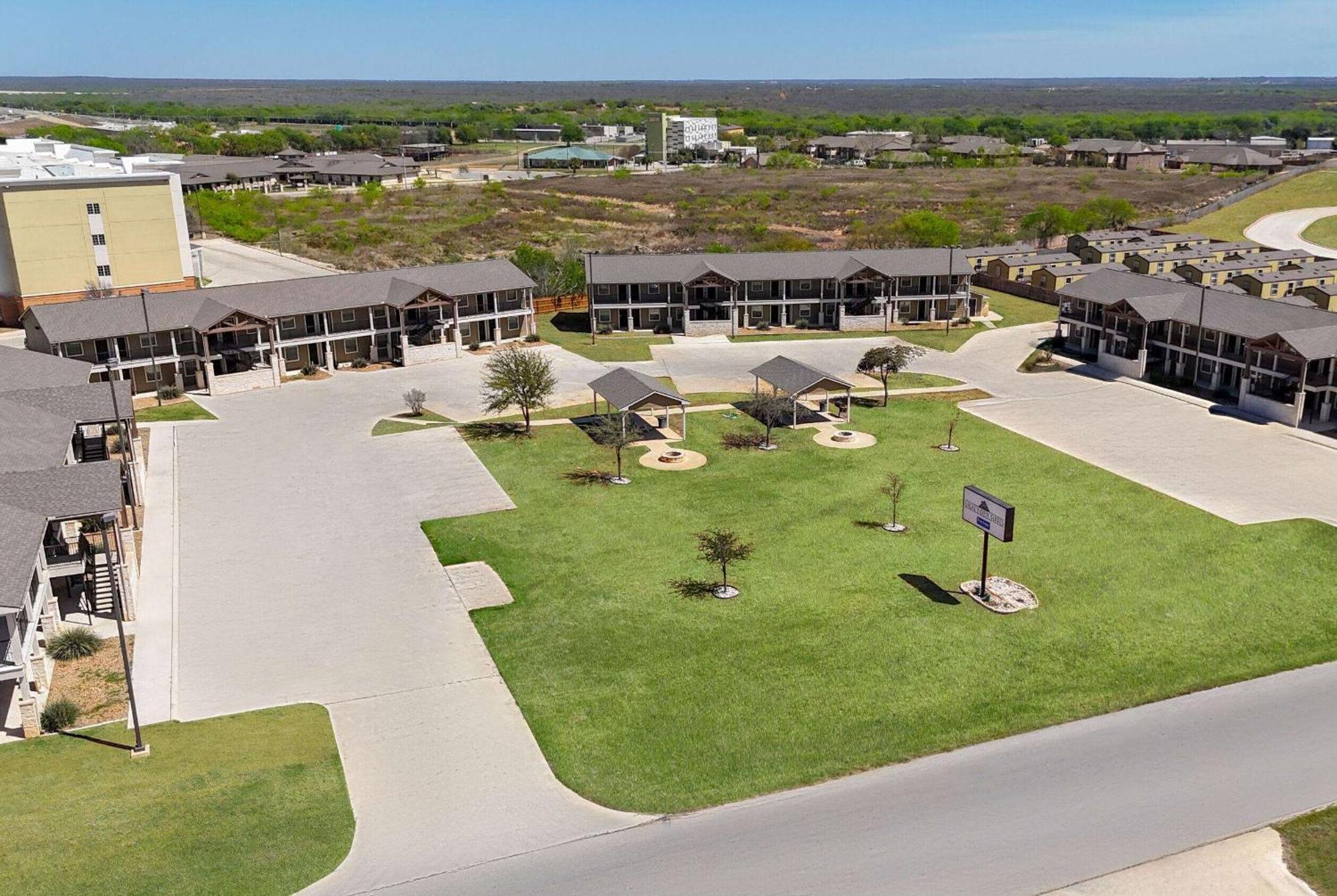 Eagle'S Den Suites Cotulla A Travelodge By Wyndham מראה חיצוני תמונה
