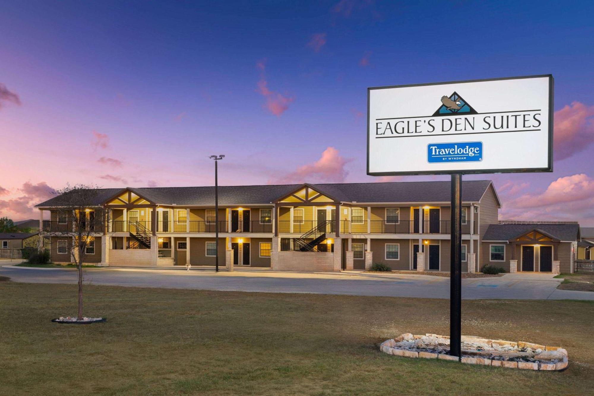 Eagle'S Den Suites Cotulla A Travelodge By Wyndham מראה חיצוני תמונה