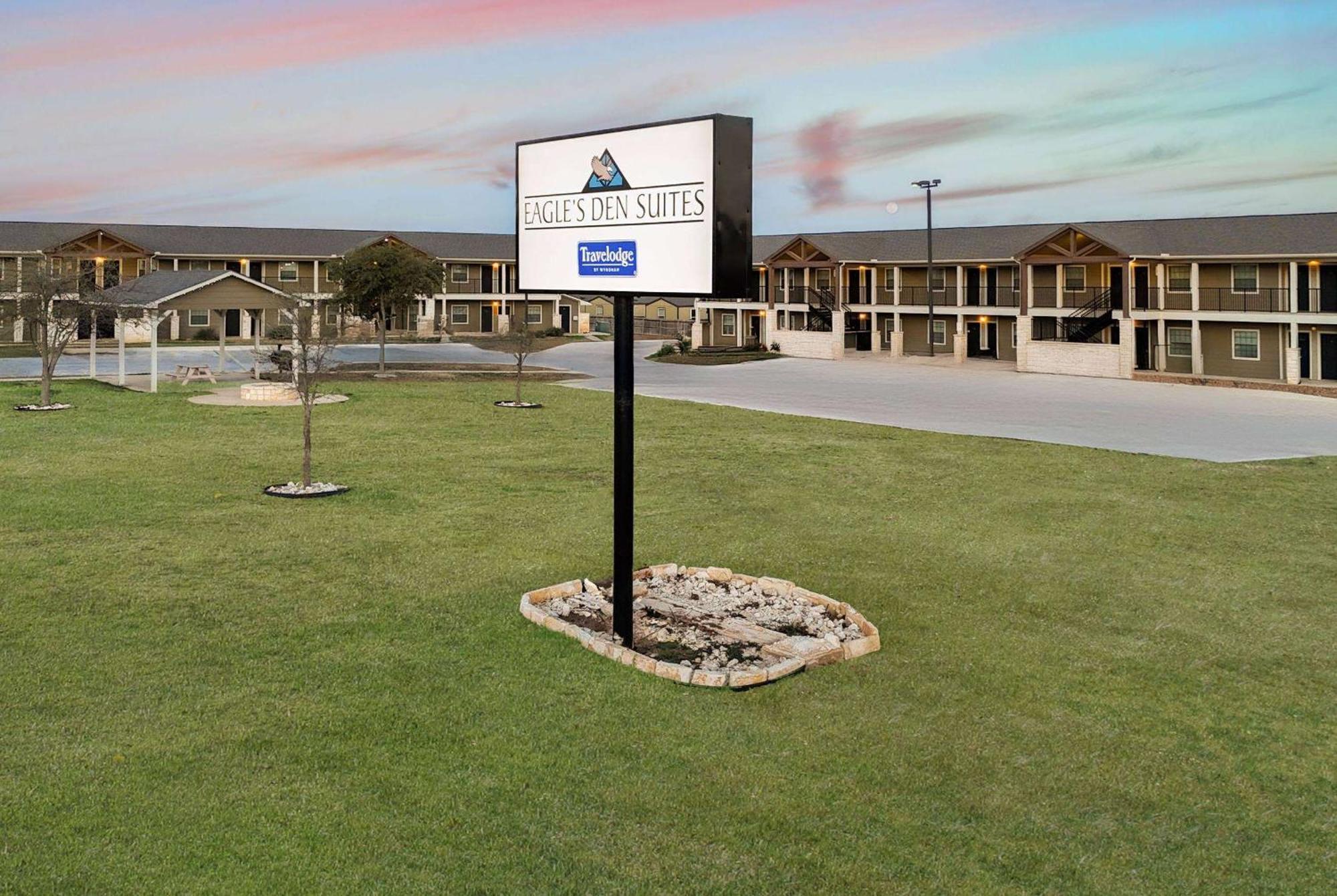 Eagle'S Den Suites Cotulla A Travelodge By Wyndham מראה חיצוני תמונה