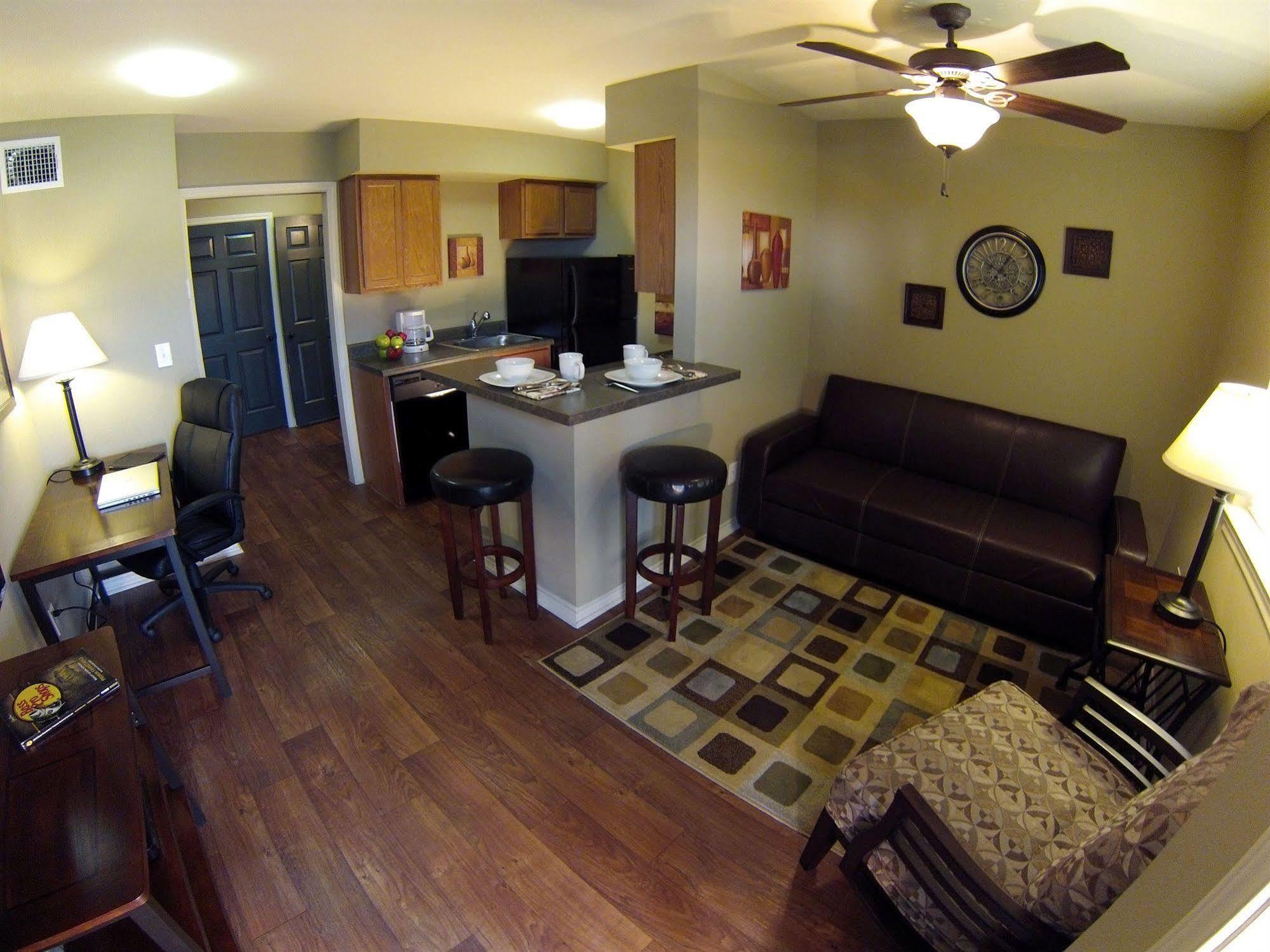 Eagle'S Den Suites Cotulla A Travelodge By Wyndham מראה חיצוני תמונה