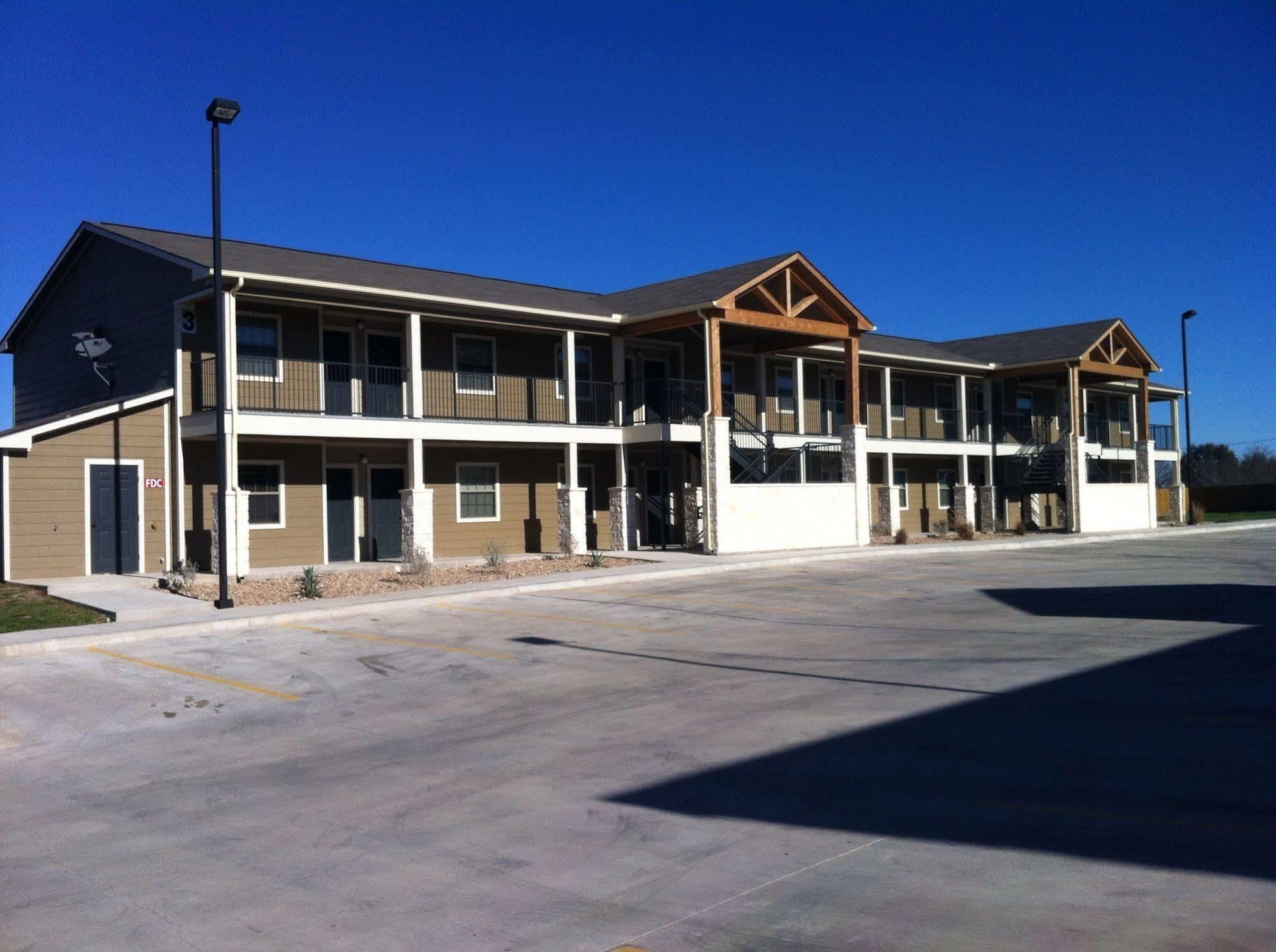 Eagle'S Den Suites Cotulla A Travelodge By Wyndham מראה חיצוני תמונה